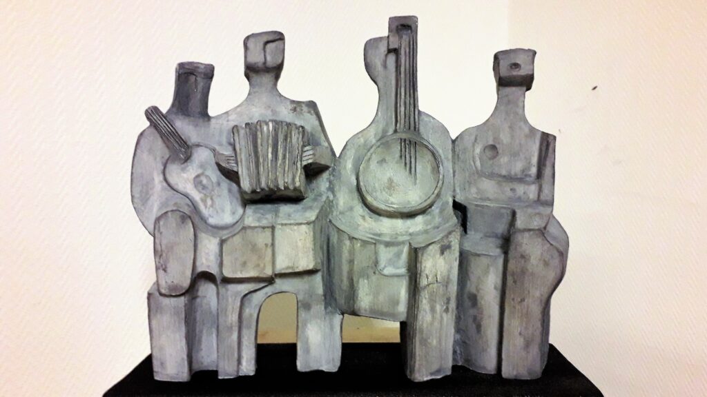 sculpture argile groupe musicien abstrait